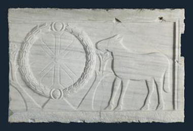 Maestranza ravennate, Frammento di sarcofago o di pluteo con raffigurazione simbolica 